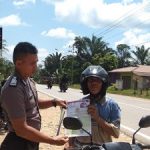 Bhabinkamtibmas Bagikan Maklumat Kapolda Kalbar Kepada Pengendara