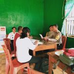 Bhabinkamtibmas Desa Cempedak Sambangi Kantor Desa Serta Bagikan Maklumat Kapolda Kalbar