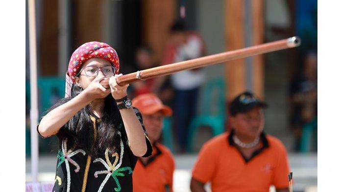 Lomba Sumpit Perorangan Puteri Dalam Festival Budaya Dayak ke-1 di Bengkayang