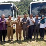 PT Antam UBPB Kalbar Serahkan Bantuan CSR Dua Unit Bus Sekolah Kepada Pemkab Sanggau