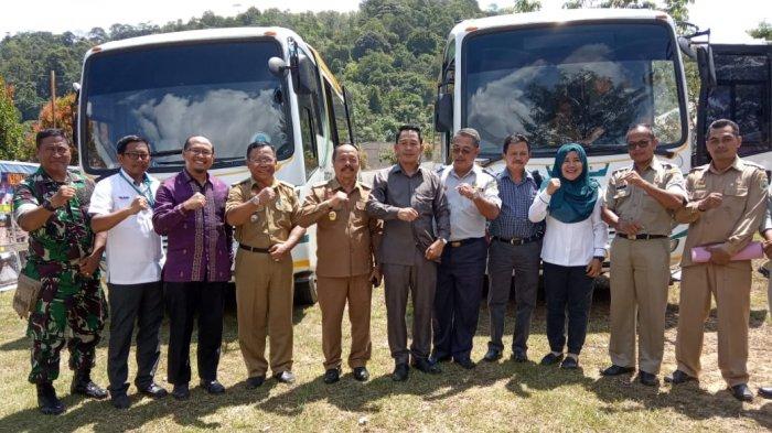 PT Antam UBPB Kalbar Serahkan Bantuan CSR Dua Unit Bus Sekolah Kepada Pemkab Sanggau
