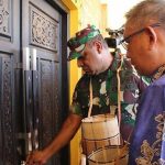 Pangdam XII/Tpr Terima Kehormatan Buka Pintu Rumah Adat Ramin Bantang Bengkayang