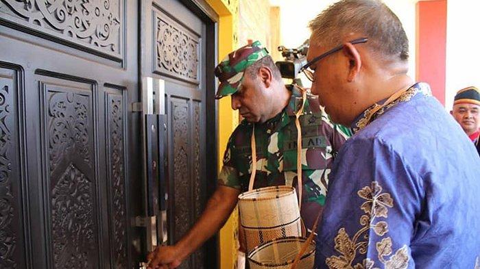 Pangdam XII/Tpr Terima Kehormatan Buka Pintu Rumah Adat Ramin Bantang Bengkayang
