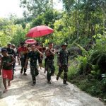 Personel Satgas Pamtas Yonmek 643/Wns Tandu Pasien Melahirkan di Dusun Panga, Sanggau
