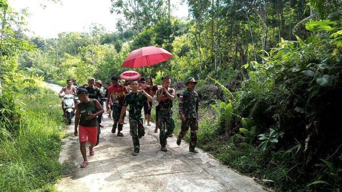Personel Satgas Pamtas Yonmek 643/Wns Tandu Pasien Melahirkan di Dusun Panga, Sanggau