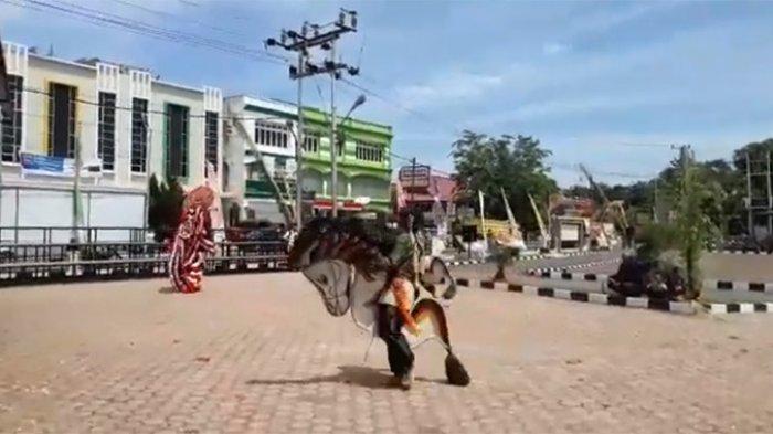 VIDEO: Tarian Kuda Lumping di Acara Pesta Rakyat dalam Rangka Hari Bhayangkara Ke-73 Polres Sanggau