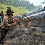 Bripda Indah Polwan Perbatasan Turut Berjibaku Padamkan Api Karhutla
