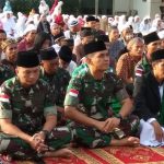 TNI DAN TDM SHOLAT IED BERSAMA DI PERBATASAN PLBN ENTIKONG