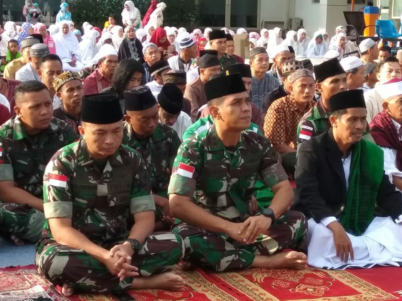 TNI DAN TDM SHOLAT IED BERSAMA DI PERBATASAN PLBN ENTIKONG