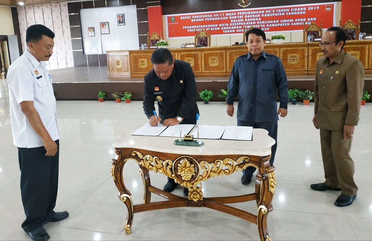 Penandatanganan Oleh Bupati Sanggau Terkait Nota Kesepakatan KUA – PPAS Kabupaten Sanggau TA. 2020