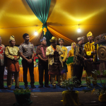Wakil Bupati Sanggau Tutup Festival Mandi Bedel Keraja’ Dan Perang Ketupat Pakunegara Tayan