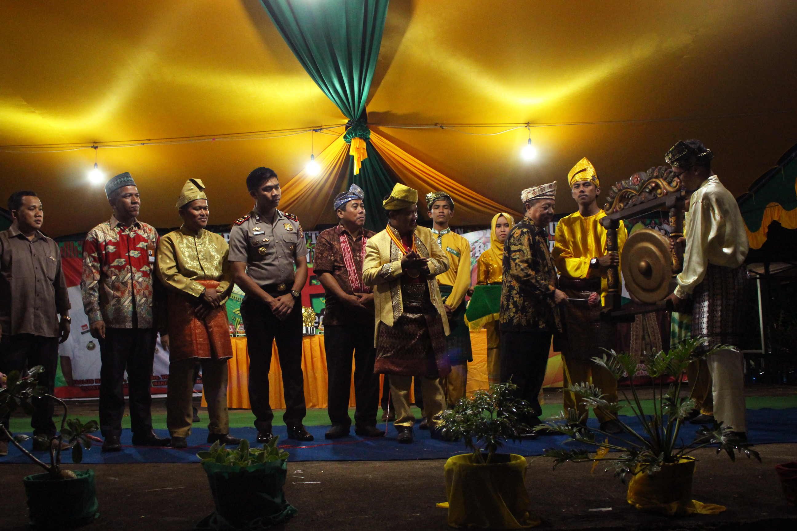 Wakil Bupati Sanggau Tutup Festival Mandi Bedel Keraja’ Dan Perang Ketupat Pakunegara Tayan