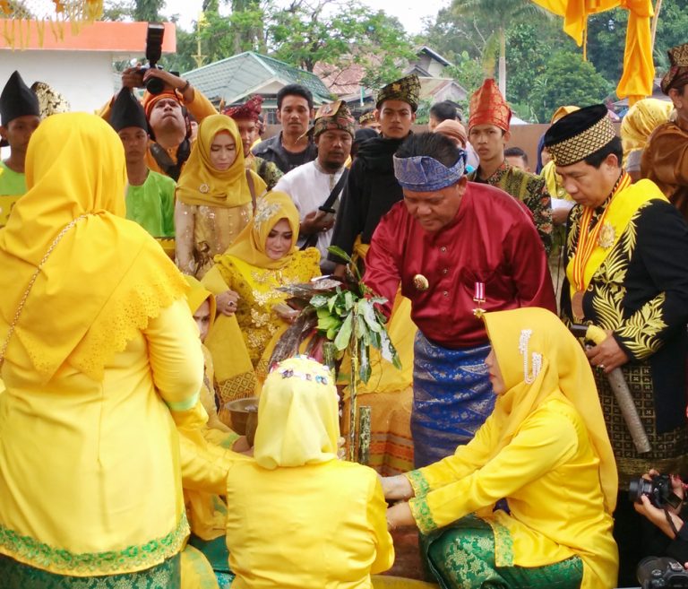 Bupati Sanggau Buka Festival Mandi Bedel Keraja dan Perang Ketupat Pakunegara Tayan