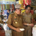 PJS BUPATI SANGGAU MELAKUKAN MONITORING HARGA PANGAN DALAM RANGKA MENJELANG RAMADHAN DAN IDUL FITRI 1439 H/TAHUN 2018