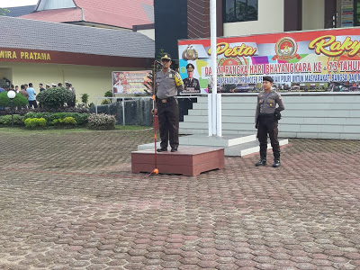 Kabag Ops Polres Sanggau Pimpin Pelaksanaan Apel Pagi di Halaman Depan Polres Sanggau