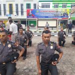 17 Bintara Remaja Baru Polres Sanggau disambut Tradisi Penyiraman Bunga