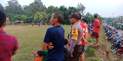 Brigadir Novi Iswandi Amankan Jalannya Pertandingan Sepak Bola di Kecamatan Sekayam