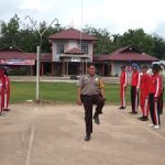 Brigadir Andry Latih Pasukan Paskibra Kecamatan Parindu