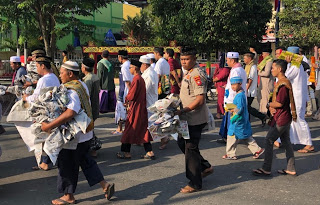 Kepedulian Kapolres Sanggau, Pungut Sampah Koran Usai Sholat Idul Adha