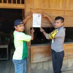 Bripka Darli Usman Tempel Brosur Maklumat Kapolda Kalbar Tentang Karhutla