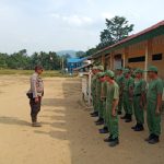 Bhabinkamtibmas Polsek Meliau Latih PBB Linmas Desa Melawi Makmur