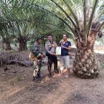 Jalin Kemitraan Bhabinkamtibmas Polsek Toba Sambangi Petani Sawit