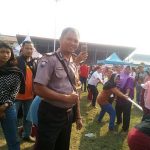 Bhabinkamtibmas Amankan Perlombaan HUT RI di Lapangan Rawa Bhakti Sanggau