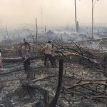 Diatas Pimpinan Kasat Sabhara Anggota Polres Sanggau Padamkan Karhutla