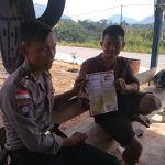 Patroli Sambang Bhabinkamtibmas Bagikan Brosur Maklumat Kapolda Kalbar
