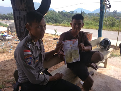 Patroli Sambang Bhabinkamtibmas Bagikan Brosur Maklumat Kapolda Kalbar
