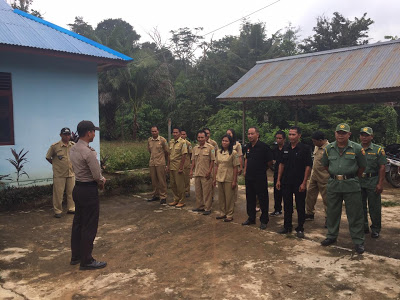Bhabinkamtibmas Pimpin Apel Pagi di Depan Kantor Desa Mandong