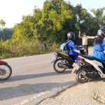Bripka Sunu Joko Susanto Melaksanakan Strong Point Pagi di Depan SMAN 1 Kembayan