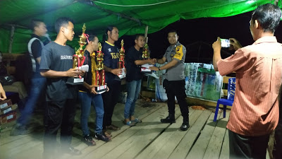 Bhabinkamtibmas Bagikan Hadiah Lomba Sepak Bola di Desa Kampung Baru