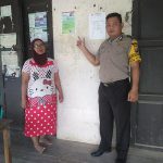 Bhabinkamtibmas Tempelkan Maklumat Kapolda Kalbar di Warung Warga Desa Binaan