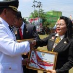 Diskominfo Sanggau Terima Penghargaan Dari Bupati Sanggau Terkait Masuk Zona Hijau Pelayanan Publik
