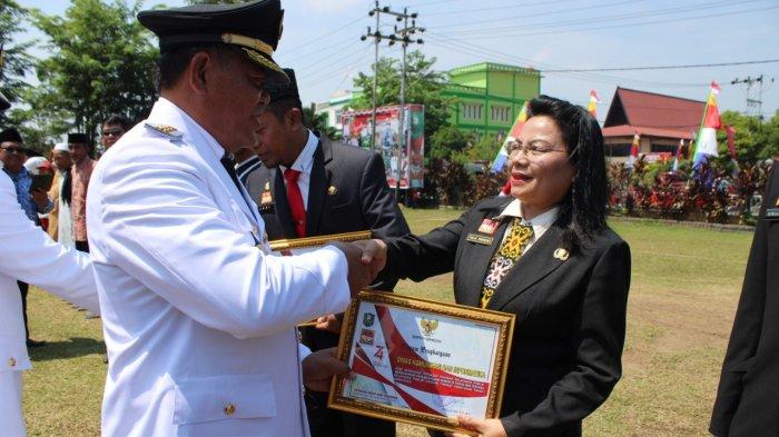 Diskominfo Sanggau Terima Penghargaan Dari Bupati Sanggau Terkait Masuk Zona Hijau Pelayanan Publik