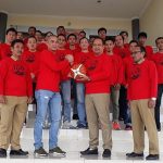 FOTO: Ketua dan Sekwan DPRD Sanggau Serahkan Bola Kepada Atlet Basket