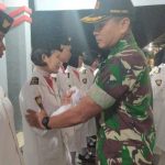 Yonmek 643/WNS Latih Paskibra Entikong