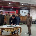 Bupati Sanggau Paolus Hadi Menandatangi Persetujuan KUA – PPAS Perubahan Tahun Anggaran 2019