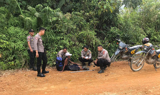 Pria Tua Terlantar Ditemukan Anggota Polsek Sekayam ditengah Hutan