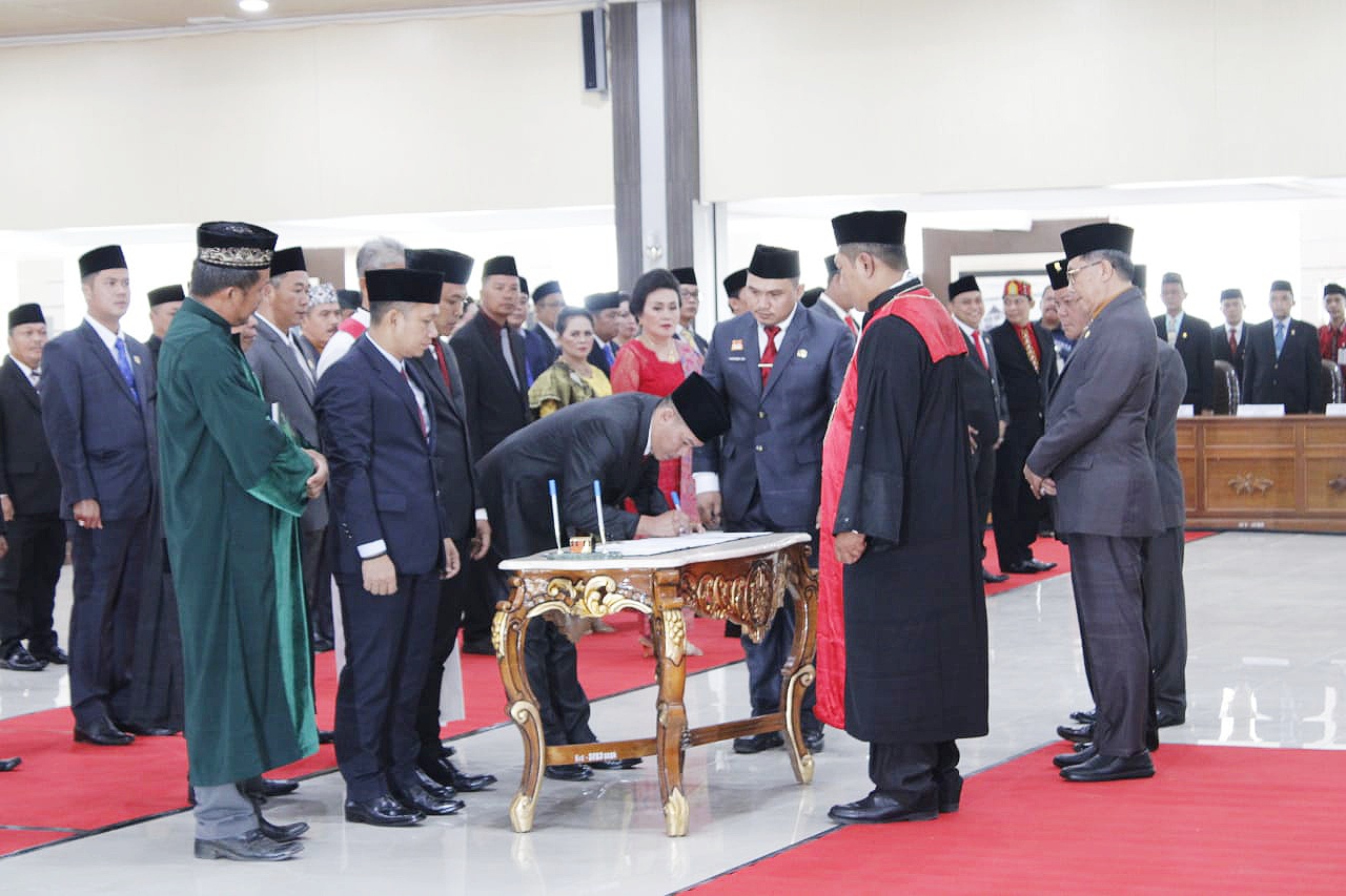 Bupati Sanggau Hadir Menyaksikan Sumpah/Janji 40 Anggota DPRD Sanggau Periode 2019-2024