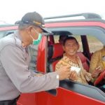 Peduli Dampak Karhutla, Kapolsek Kapuas bersama Bhayangkari Bagikan Masker Gratis