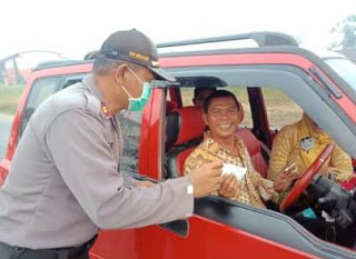 Peduli Dampak Karhutla, Kapolsek Kapuas bersama Bhayangkari Bagikan Masker Gratis