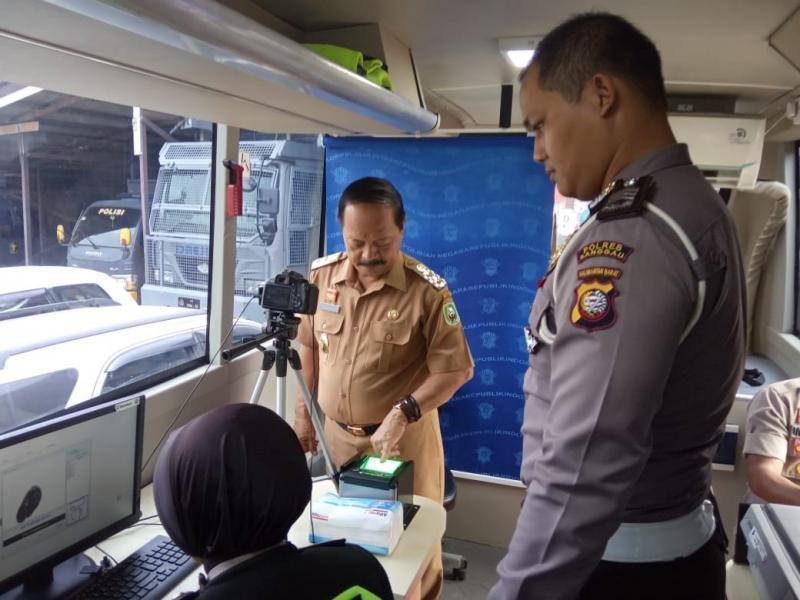Bupati dan Wabup Sanggau Perdana Perekaman Smart SIM