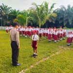 Bhabinkamtibmas Jadi Pembina Upacara di SDN 2 Mandong