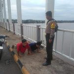 Bhabinkamtibmas Berikan Teguran dan Hukuman Disiplin Kepada 2 Orang Pemuda