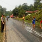 Bhabinkamtibmas Atur lalu Lintas Pembersihah Minyak CPO yang Tumpah di Jalan Raya