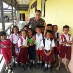 Jalin Kedekatan Bersama Anak-Anak Bhabinkamtibmas Laksanakan Giat Police Goes To School