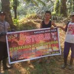 Bripka Arif Sampaikan Himbauan Karhutla Menggunakan Spanduk