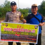Menggunakan Spanduk Brigadir Hemy Khoirul Annam Himbau Karhutla